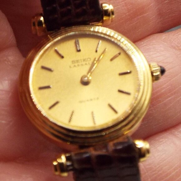 SEIKO LASSALE QUARTZ 1400-0889 GOLDEN METAL FACE GARNET STEM ALLIGATOR WATCH 18 - Picture 5 of 5